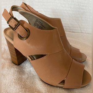 White Mountain sz 8 Nude or Tan “District” Leather Sandal Never worn